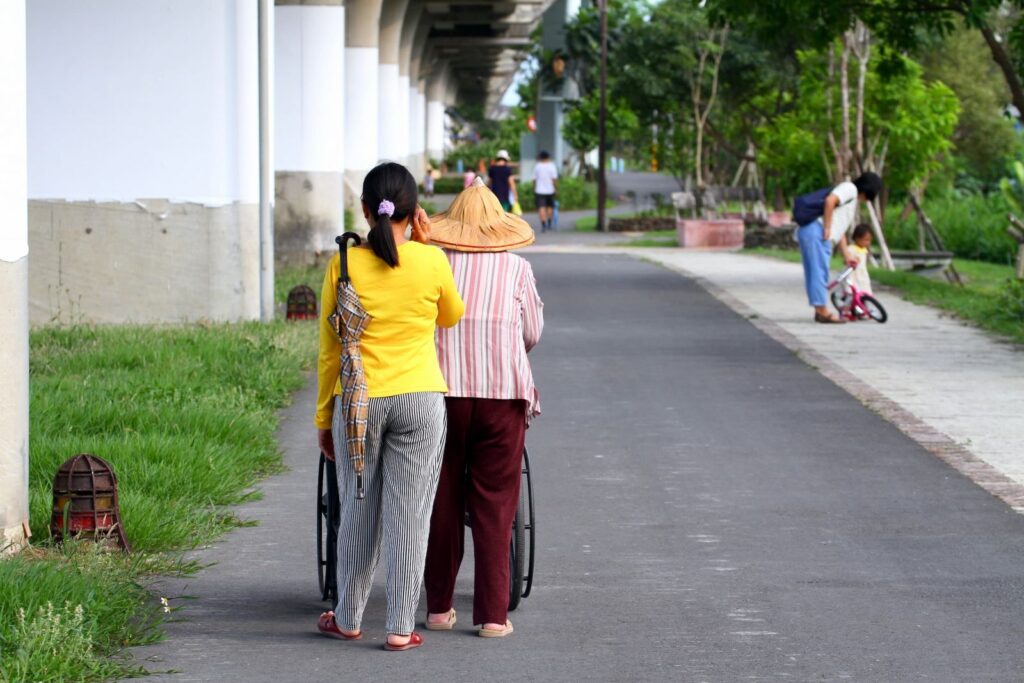 Digital Care Across Borders: Transnational Connections of Vietnamese Migrant Care Workers in Taiwan’s Nursing